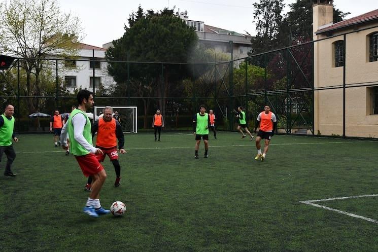 Phase de jeu entre les équipes d’enseignants lors du match Francobut 2025 organisé à Istanbul.