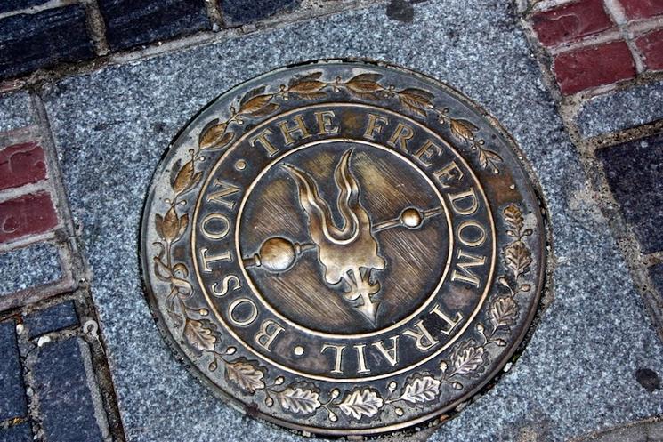 Des repères spéciaux implantés dans le trottoir indiquent les arrêts le long du Freedom Trail. Crédit : Márcio Cabral de Moura. CC BY-NC-ND 2.0.