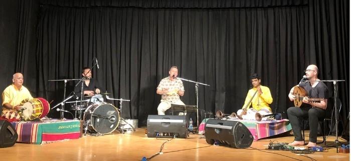 Le trio Sirventes Batesta et les musiciens tamouls sur scene