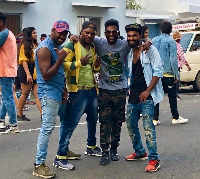 Quatre jeunes hommes à Pondichéry