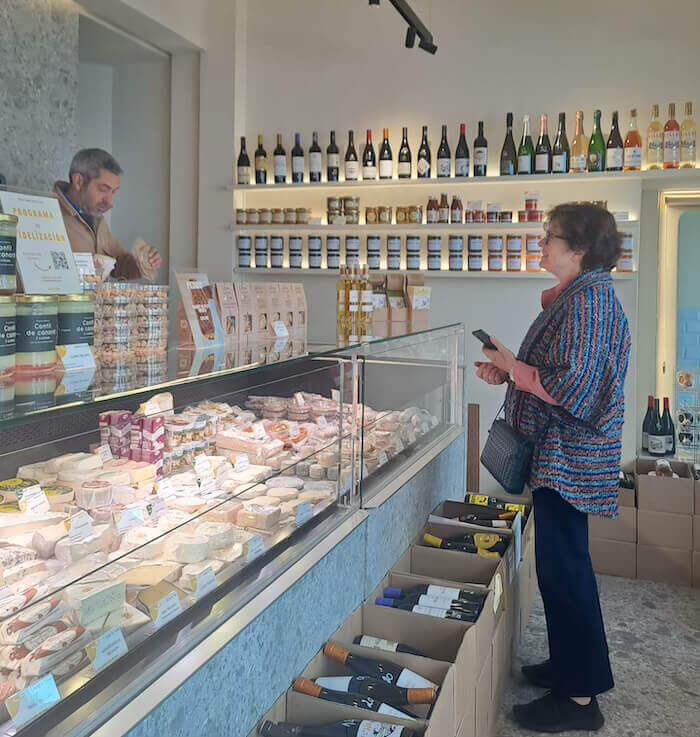 Richard dans sa fromagerie à Madrid