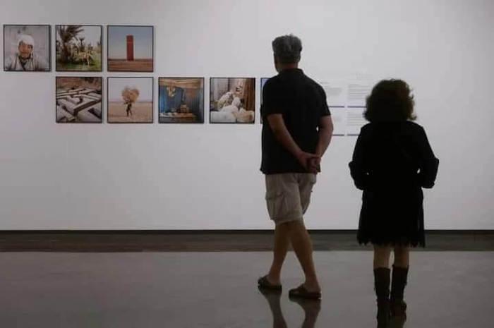 des visiteurs en train de regarder des oeuvres de la fondation Chirivella Soriano