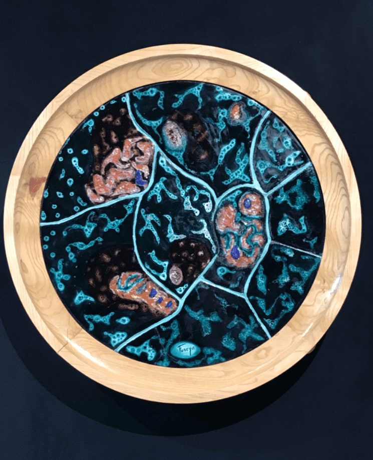 Œuvre en céramique de l’artiste turque Füreya Koral, alliant motifs abstraits et formes organiques.