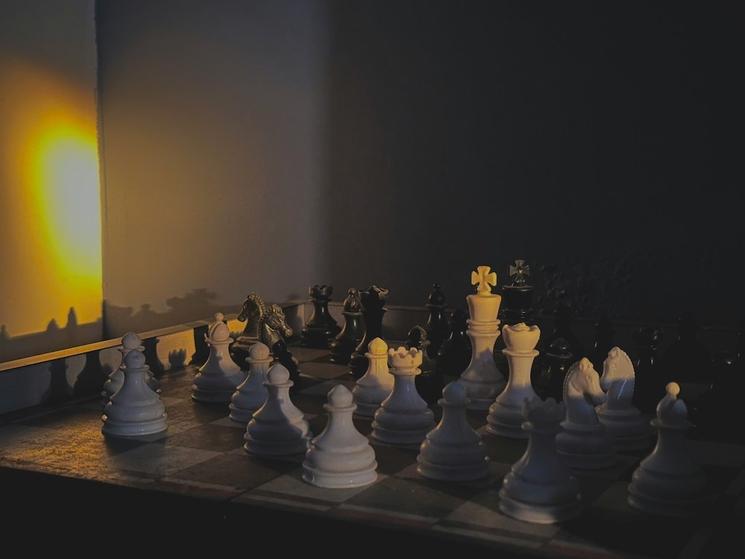 un jeu d'échecs le soir