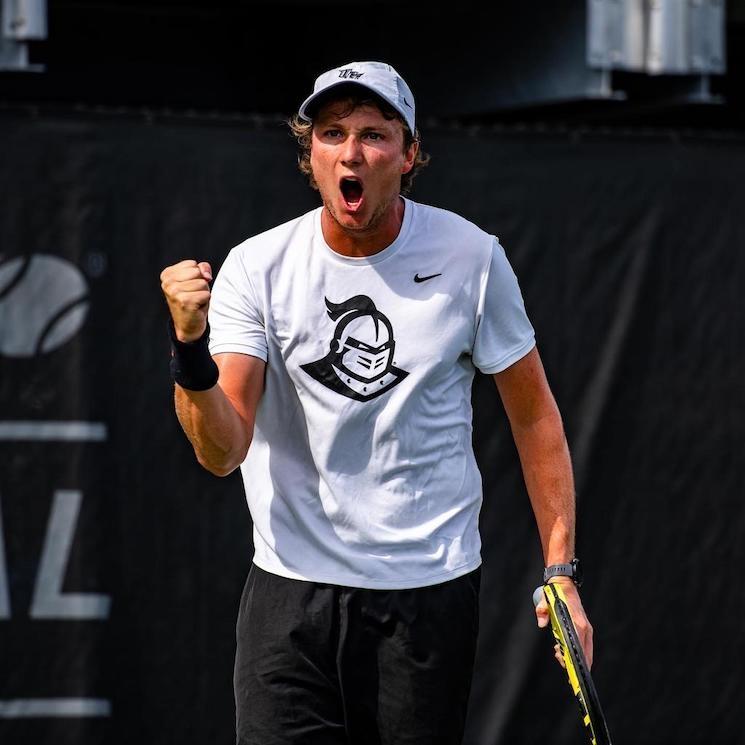 Le tennisman franco-brésilien Gabriel Decamps en train de serrer le poing