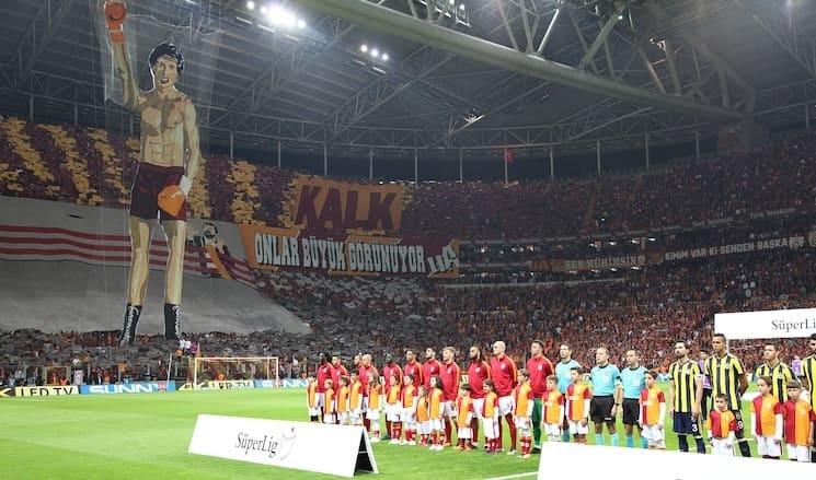 Derby entre Galatasaray et Fenerbahçe en Süper Lig, avec un tifo géant de Rocky Balboa dans les tribunes du stade de Galatasaray.