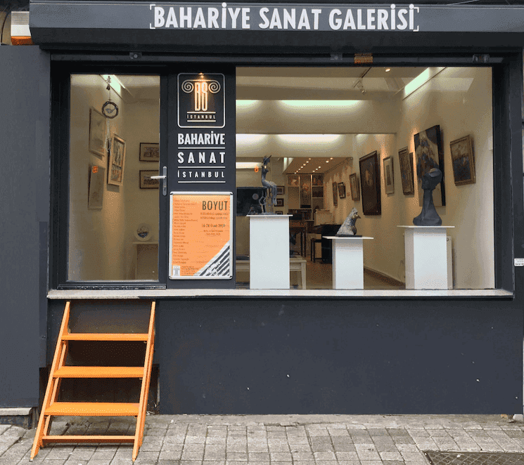 Photo de la Bahariye Sanat Galerisi à Kadıköy, Istanbul, vue extérieure de la galerie avec sculptures et peintures exposées.