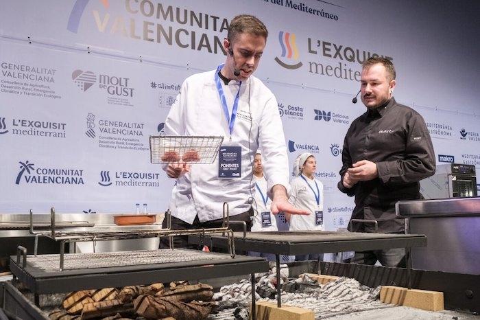 un chef cuisinier à un stand du salon gasronomia feria gastronoma à Valencia