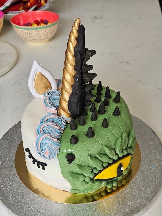 Le gâteau mi-dinosaure/mi-licorne, une création bluffante signée Fée de la Patisserie (Crédit cliente Sophie)