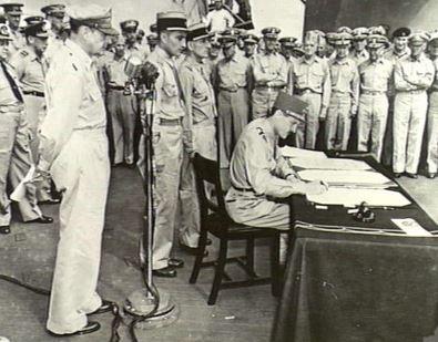 Le Général Leclerc signe l’acte de capitulation du Japon