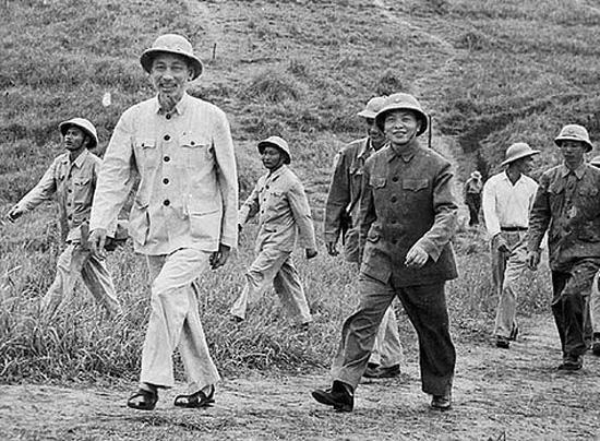General Vo Nguyen Giap et Ho Chi Minh