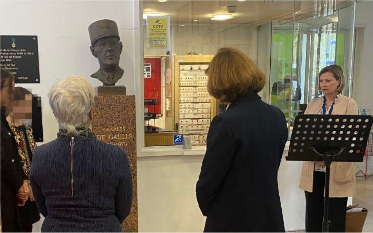 Une minute de silence a été respectée après le dépôt de la gerbe devant la buste de Charles de Gaulle