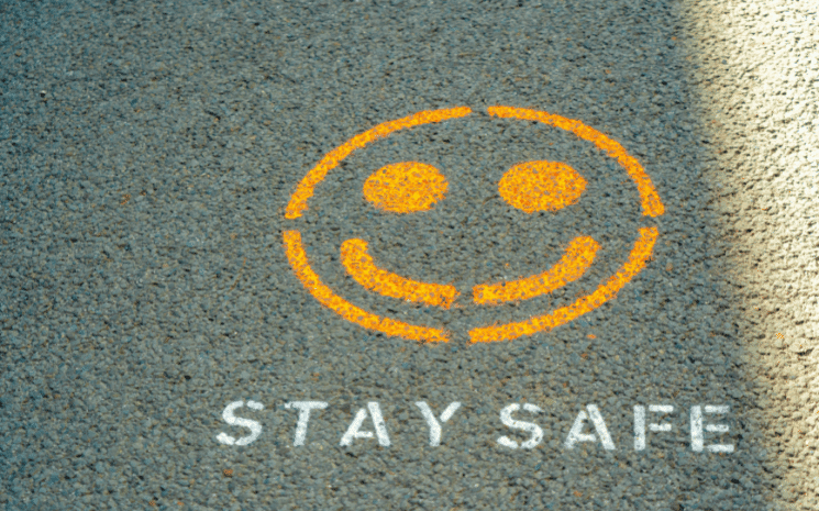 smiley sur une route "stay safe"