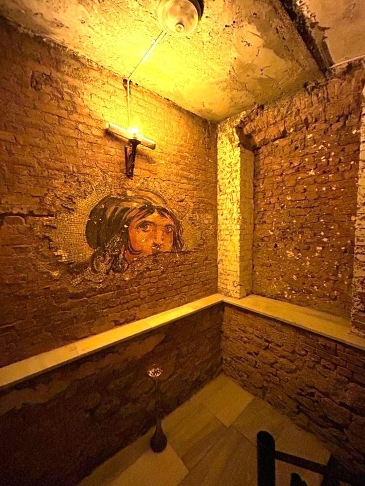 Fresque inspirée de la gitane de Zeugma dans l’escalier du souterrain du Rumeli Han à Beyoğlu, Istanbul