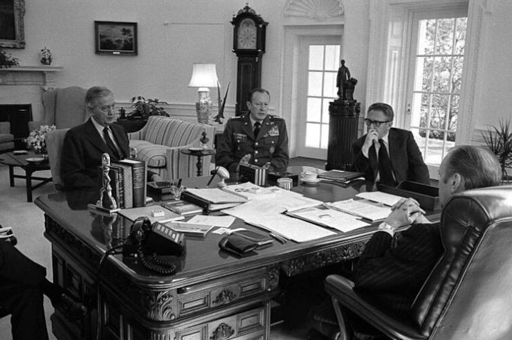 Graham Martin (à gauche) dans le bureau ovale, face à Gérard Ford.
