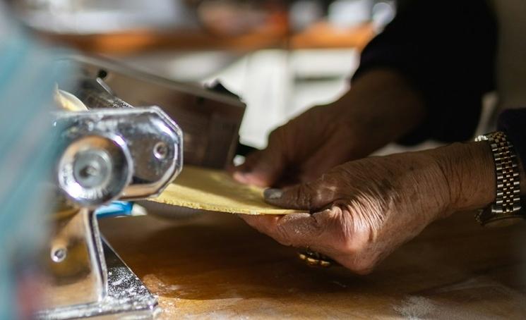 grand-mère italienne cuisine des pâtes fraiches
