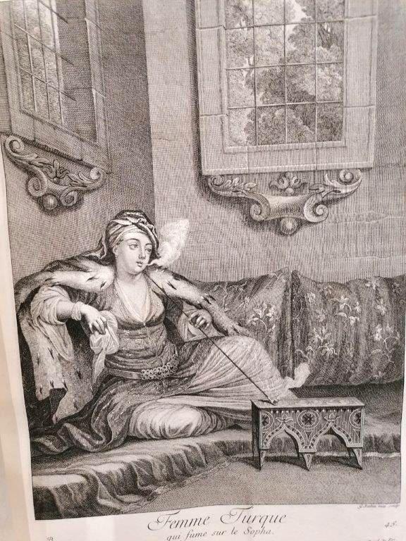 Gravure ancienne d’une femme turque fumant sur un sofa, issue du recueil de Ferriol