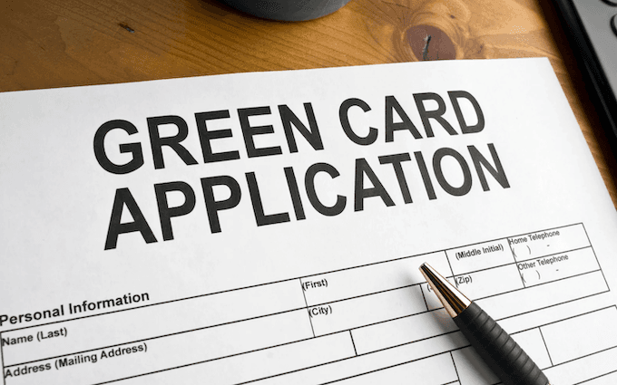 Un formulaire de demande de résidence permanente