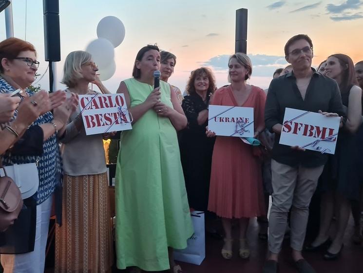 groupe de personnes à une soirée de bienfaisance à milan