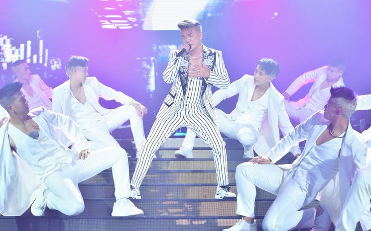 groupe de danseurs avec dam vinh hung