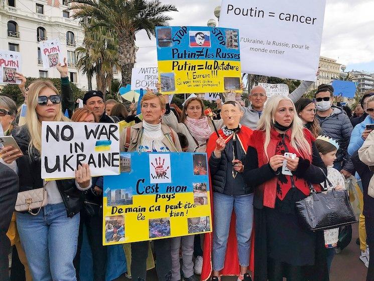 Une manifestation à Nice contre la guerre en Ukraine, 27 février 2022 - Wikimedia Commons.