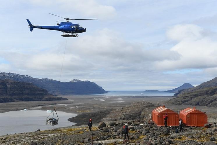 hélicoptère sur une ile