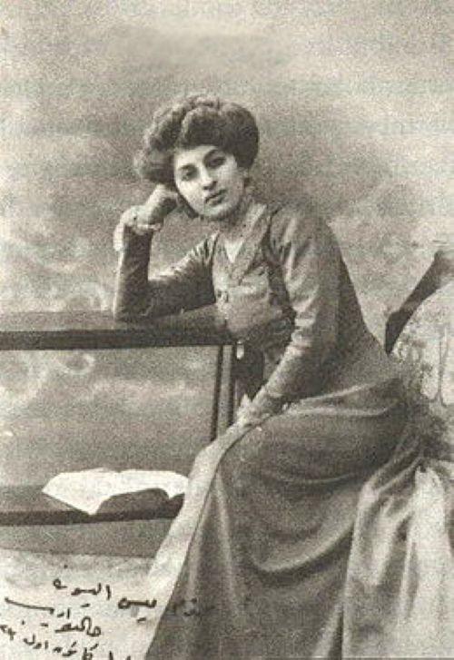 Portrait de Halide Edip à 25 ans, future écrivaine et militante féministe.