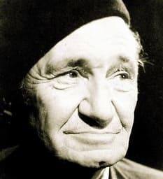 Portrait en noir et blanc de Cevat Şakir Kabaağaçlı, connu sous le nom de Halikarnas Balıkçısı.