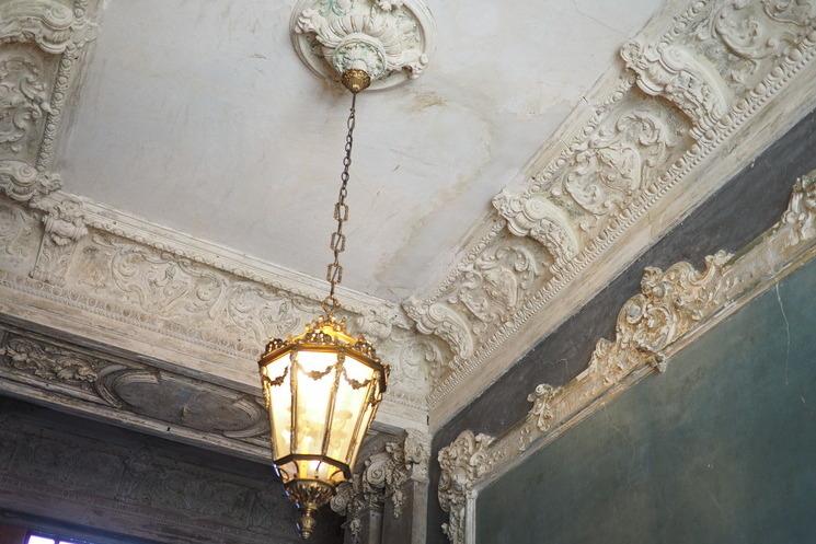 Hall d'entrée avec stuc et moulure chaussée 36