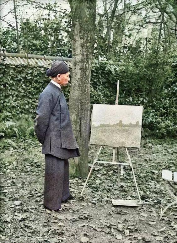 Ham Nghi, devant l’une de ses oeuvres