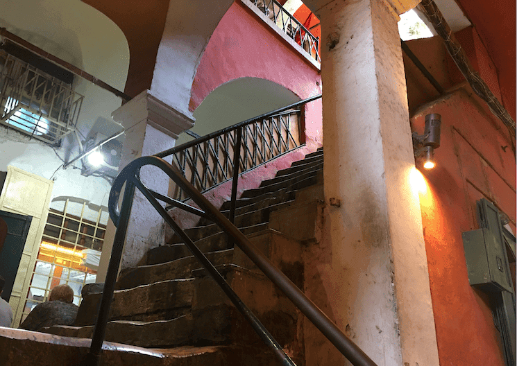 escalier intérieur avec arches dans un han à Istanbul à Sirkeci architecture han ateliers artisans Istanbul