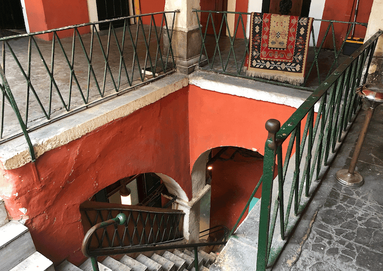 escalier et palier dans un han à Istanbul à Eminönü architecture intérieure ateliers artisans han Istanbul