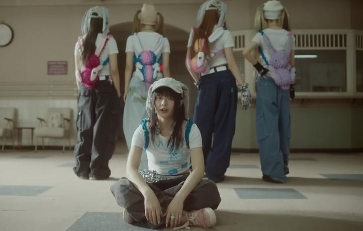 Hanni, new jeans dans un de ses clips