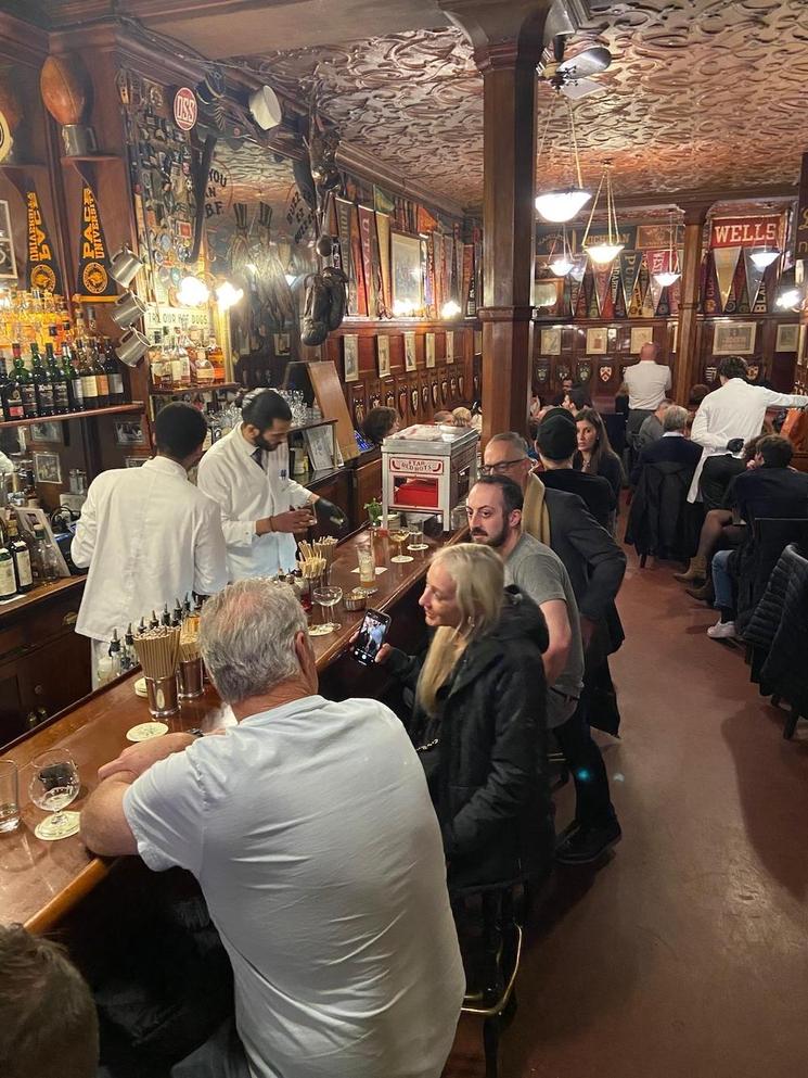 Ambiance de comptoir et discussions entre clients du Harry's bar - 30 octobre 2024