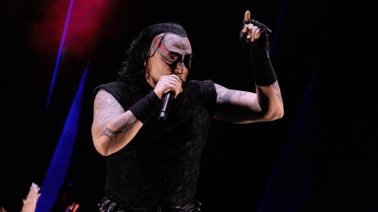 Hayko Cepkin en concert, sur scène avec son maquillage emblématique et une performance énergique, prévu à Izmir en mars 2025.