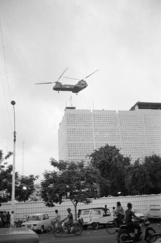 Les hélicoptères envahissent le ciel de Saïgon
