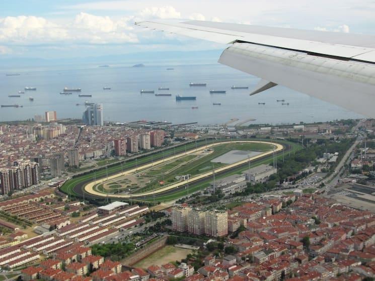 Vue aérienne de l’hippodrome de Veliefendi à Istanbul, en bord de mer, intégré au tissu urbain.
