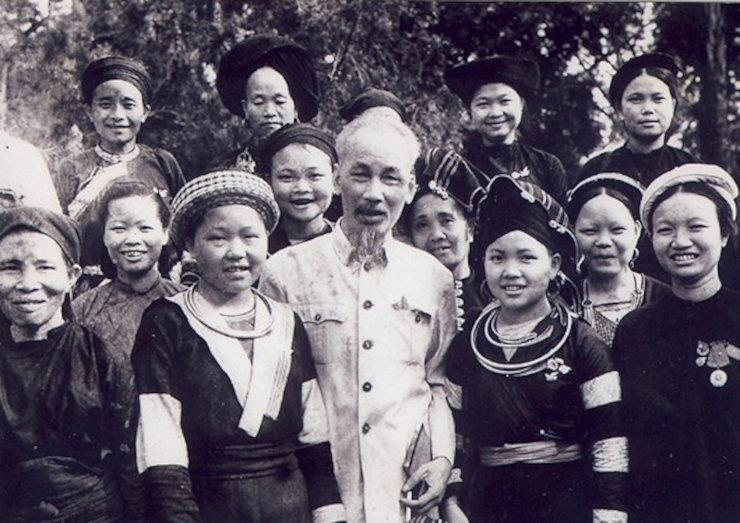 Ho Chi Minh, entouré de femmes vietnamiennes