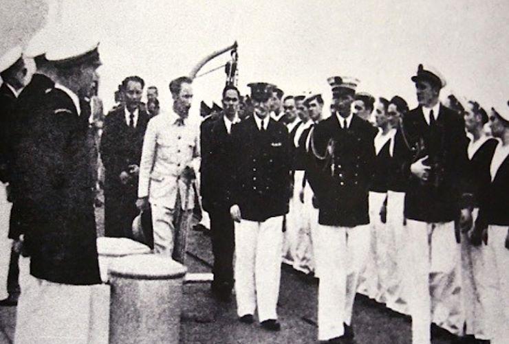 Ho Chi Minh et Thierry d’Argenlieu à bord de l’Emile Bertin