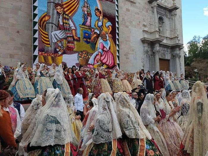 La cérémonie de l'ofrenda de flores lors de Hogueras à alicante