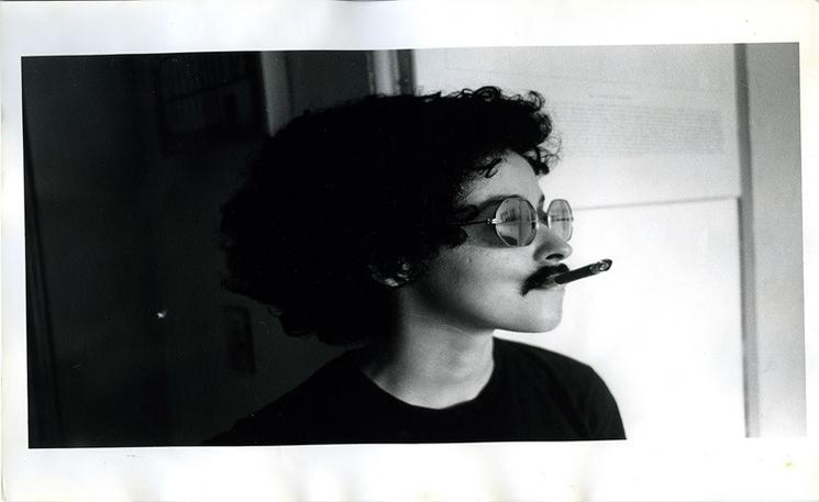 homme frisé qui fume le cigare