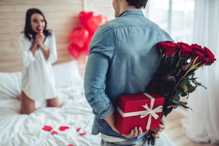 homme offre des fleurs et cadeau pour st valentin