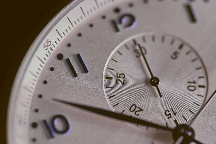 Une horloge et ses aiguilles