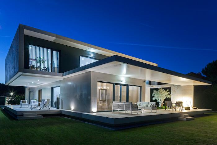 une maison Hormipresa de nuit, lumières allumées