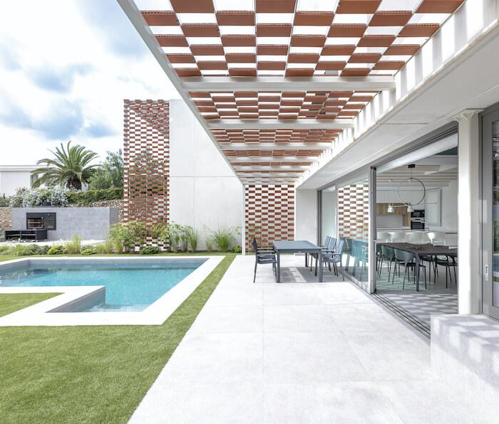 le porche et piscine d'une maison Hormipresa