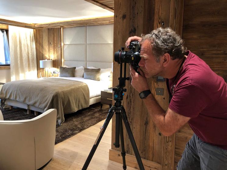 Photo de Bernard Tartinville prenant une photo d'une chambre d'hôtel