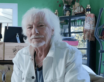 Hugues Aufray dans sa maison à Marly le Roi