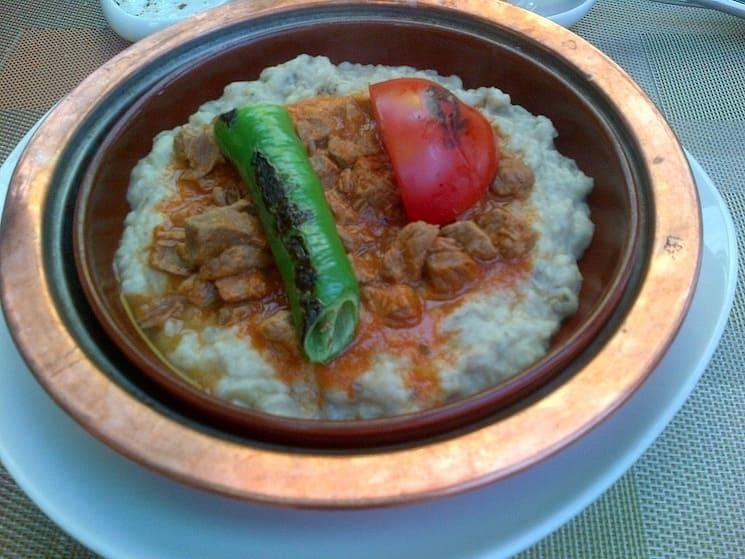Hünkar Beğendi, un ragoût d’agneau servi sur une purée d’aubergines crémeuse, un plat raffiné de la cuisine ottomane apprécié en Turquie.