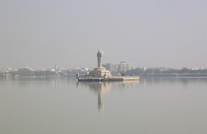 Le lac Hussain Sagar à Hyderabad