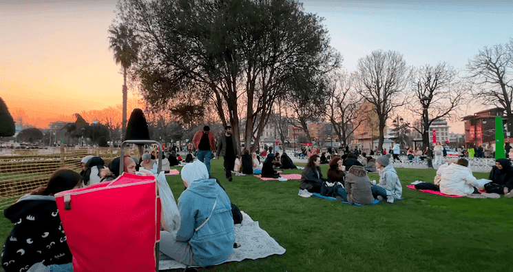 Jeunes générations partageant un iftar en plein air à Istanbul pendant le Ramadan 2025.